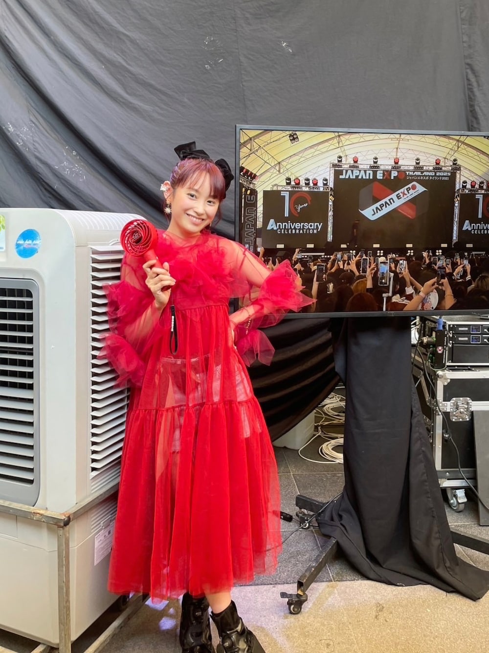 「レイヤードスタイル、スケスケスカート、スケスケコーデ、MIYAO、ミヤオ、BEAMS、赤コーデ、タイスタイル、Thailand、Japan Expo、高橋愛、ラブ、reebok、Maison Margiela、poppy」｜「MIYAOのアイテム（シャツ/ブラウス、レッド系）」を使った、高橋愛さん（レディース・154cm）の冬コーディネートの1枚目の写真