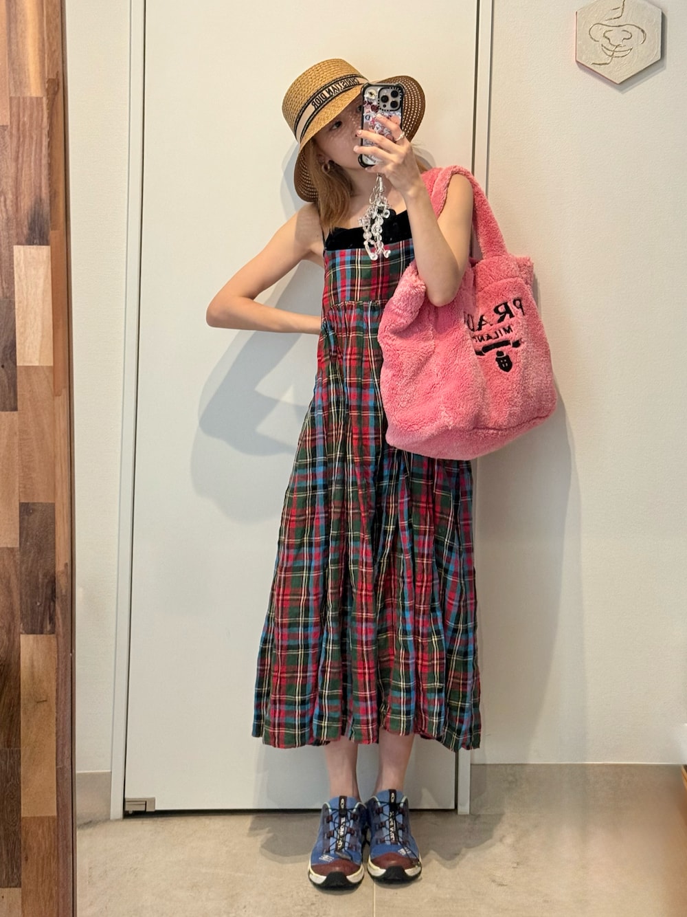 「夏ルックで気分アップ、GU、HOLIDAY、チェック、RIMOWA、christian dior、麦わら帽子」｜「HOLIDAYのCHECK LINEN VOLUME STRAP DRESS チェックリネンボリュームストラップドレス（ワンピース、その他）」を使った、高橋愛さん（レディース・154cm）の夏コーディネートの1枚目の写真