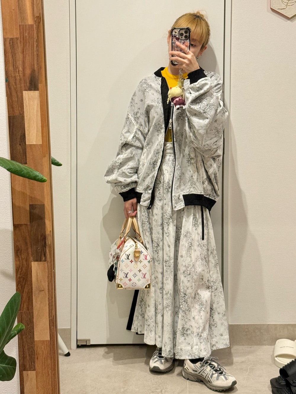 「beautiful people、bp、セットアップ、リバーシブル、LOUIS  VUITTON、村上隆、高橋愛、スニーカー、きいろといえばわたし」｜「LOUIS VUITTONのアイテム（バッグ、ホワイト系）」を使った、高橋愛さん（レディース・154cm）の夏コーディネートの1枚目の写真