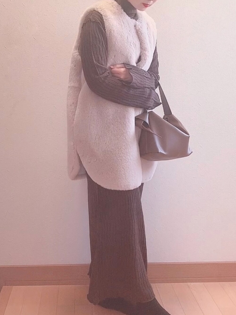 「シンプルコーデ、カジュアル、大人かわいい、大人カジュアル、着回しコーデ、きれいめカジュアル、ブラウン、155cm、低身長、ファーベスト、ワンピース、女子会、ロングスカート」｜「STYLEMIXERのスクエアワンハンドルバッグ（ハンドバッグ、ブラウン系）」を使った、m✳︎さん（レディース・155cm）の冬コーディネートの1枚目の写真