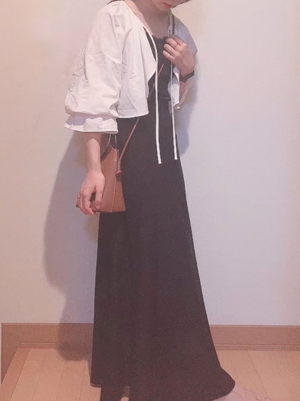 「オトナ女子、夏、シンプルコーデ、キレイめ、サンダル、モノトーン、休日スタイル、ロングスカート、ナチュラル、ブラウス、シンプル、低身長、155cm」｜「CAPRICIEUX LE'MAGEのフリルショートシャツ（シャツ/ブラウス、ホワイト系）」を使った、m✳︎さん（レディース・155cm）の春コーディネートの1枚目の写真