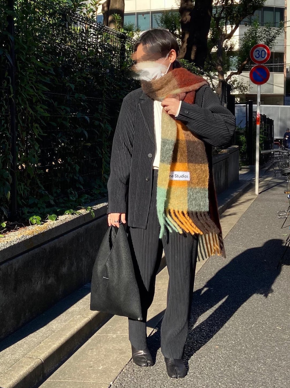 「マルジェラ、Maison Margiela、MM6、HOMME PLISSÉ ISSEY MIYAKE、イッセイミヤケ、AcneStudios、tabiboots、タビブーツ、クリスマスに着たい服、セットアップスタイル、MM6 Maison Martin Margiela、オムプリッセイッセイミヤケ、ワイドパンツ、低身長、冬のコーデ」｜「HOMME PLISSE ISSEY MIYAKEのアイテム（スラックス、ブラック系）」を使った、yukkii_さん（メンズ・161cm）の冬コーディネートの1枚目の写真