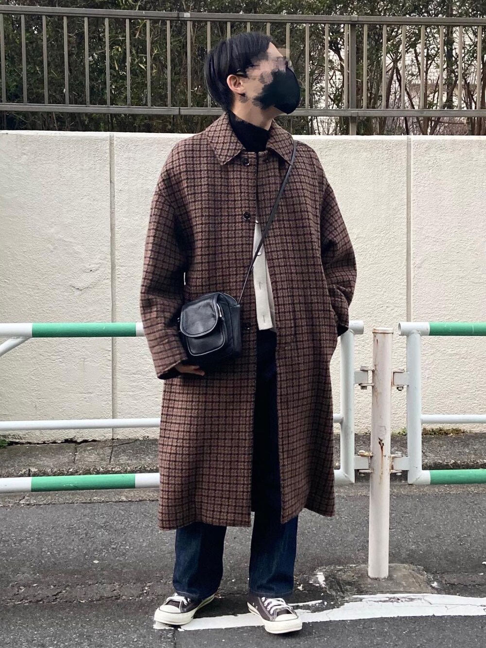 「私の推しブランド、yoke、AURALEE、Aeta、Steven Alan、converse、UNIQLO、カーディガン、スニーカーコーデ、ステンカラーコート、低身長、低身長コーデ、コンバース、タートルネック、レイヤードスタイル」｜「YOKEのアイテム（ステンカラーコート、ブラウン系）」を使った、yukkii_さん（メンズ・161cm）の冬コーディネートの1枚目の写真