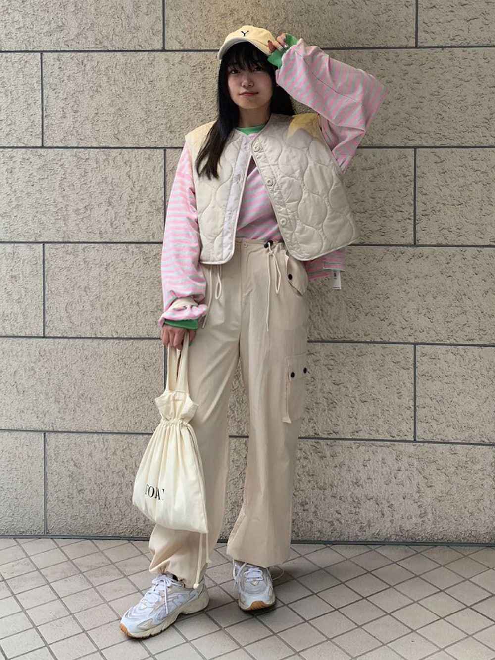 「カジュアル、ボーダー、ピンク、ベスト、カーゴパンツ、カジュアルコーデ、アイボリー、元気、corners、corners_style」｜「CORNERSのカラーカーゴパンツ（カーゴパンツ、ベージュ系）」を使った、ななさん（レディース・163cm）の秋コーディネートの1枚目の写真