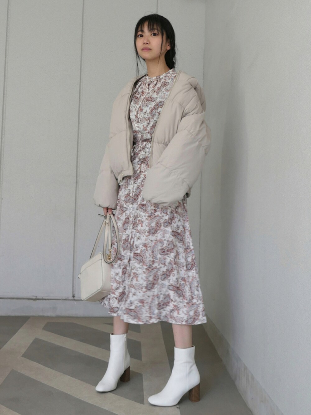 「ブルゾン、ワンピース、ブーツ、ガーリー、秋服、アイボリー、おしゃれさんと繋がりたい、秋トレンド2021、スクエアバッグ、秋コーデ、リラックス、休日スタイル、corners」｜「CORNERSのショート丈ファイバーダウンブルゾン（ダウンジャケット/コート、ベージュ系）」を使った、ななさん（レディース・163cm）の秋コーディネートの1枚目の写真