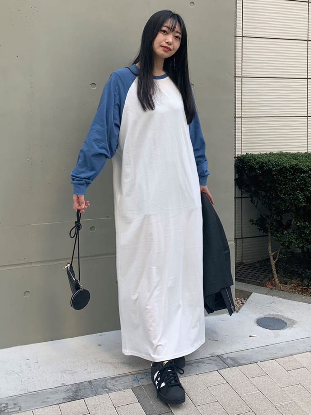 「冬を彩る色いろコーデ、休日スタイル、ワンピース、お出かけコーデ、デートコーデ、スポーツミックス、スニーカー、オトナカジュアル、大人かわいい、ゆるコーデ、ブルー、CORNERS by yui、corners_style、corners、24ssトレンド」｜「CORNERS by yuiの【CORNERS by yui】ラグランTシャツワンピース（ワンピース、ブルー系）」を使った、ななさん（レディース・163cm）の冬コーディネートの1枚目の写真