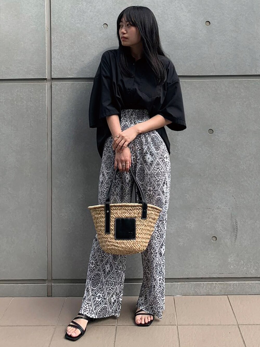 ブラック系のかごバッグ、ブラック系のシャツ/ブラウス、その他のその他パンツを着用したレディースの夏コーディネートの1枚目の写真