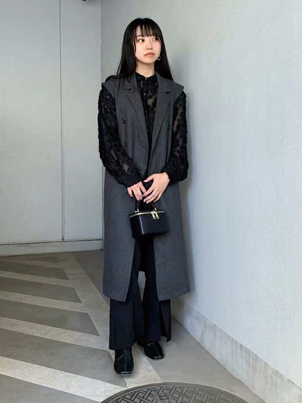 ブラック系のシャツ/ブラウス、ブラック系のベスト、ブラック系のショルダーバッグを着用したレディースの秋コーディネートの1枚目の写真