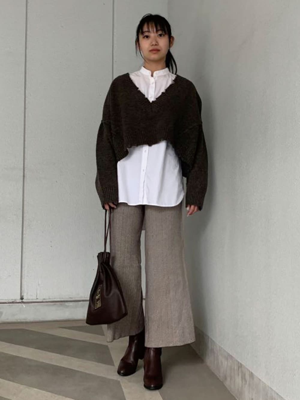 「トレンド、ブーツ、パンツスタイル、シャツスタイル、ブラウンコーデ、秋コーデ、おしゃれさんと繋がりたい、corners、秋服準備はじめました、秋トレンド2021」｜「CORNERSのバンドカラーコットンシャツ（シャツ/ブラウス、ホワイト系）」を使った、ななさん（レディース・163cm）の秋コーディネートの1枚目の写真