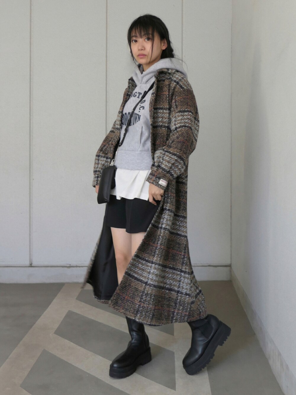 「チェック、コート、パーカー、ショートパンツ、ストリート、ショート丈、黒、レイヤードスタイル、ロンT、休日スタイル、秋コーデ、corners、秋服準備はじめました、秋トレンド2021」｜「CORNERSのボリューム袖チェックロングコート（ステンカラーコート、グレー系）」を使った、ななさん（レディース・163cm）の秋コーディネートの1枚目の写真