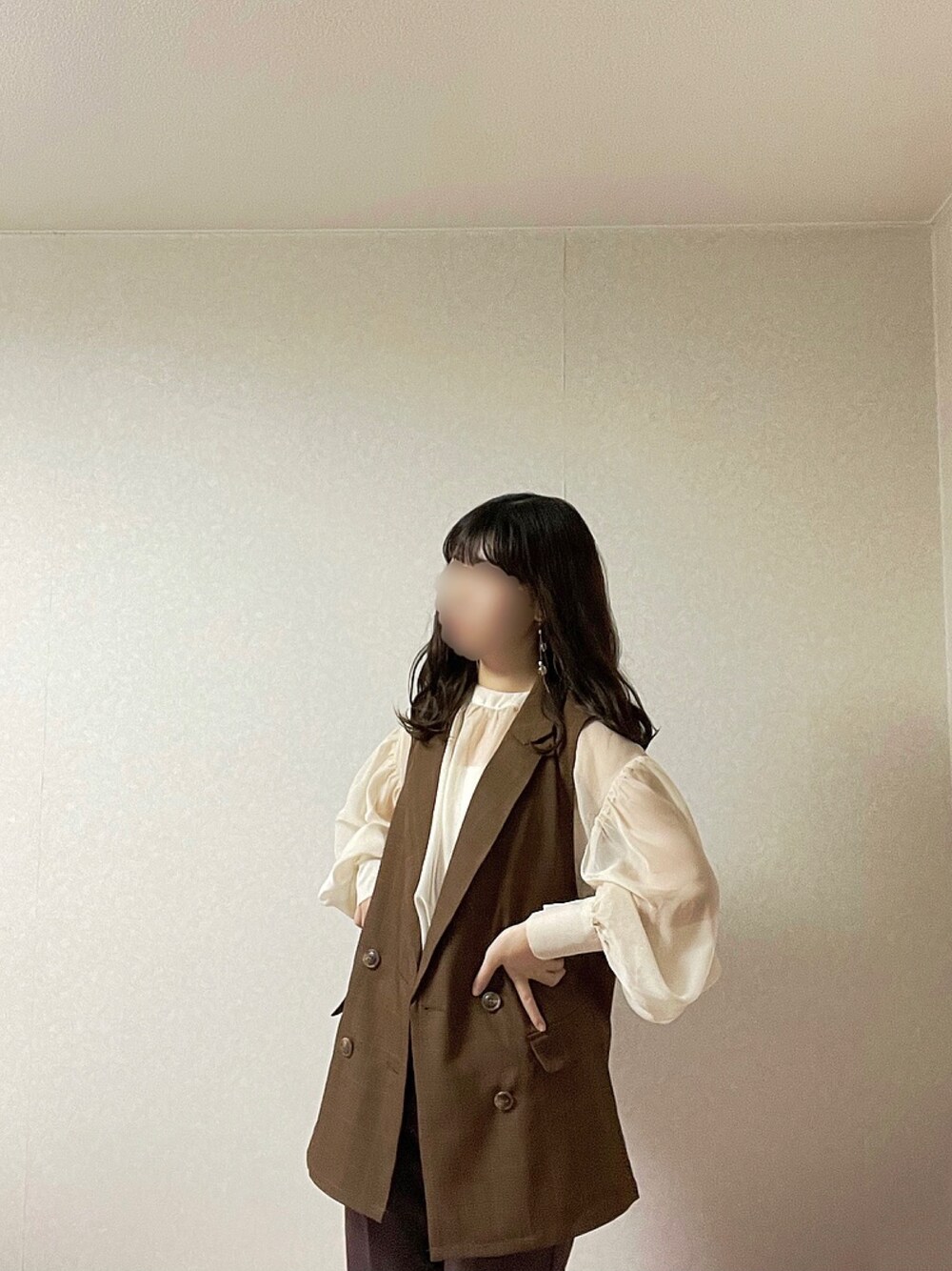 「ブラウン、淡色コーデ、低身長、低身長コーデ、秋コーデ、ジレ、おしゃれさんと繋がりたい、秋カラー」｜「lawgyのoriginal seethrough tops（シャツ/ブラウス、ホワイト系）」を使った、Unaさん（レディース・152cm）の秋コーディネートの1枚目の写真