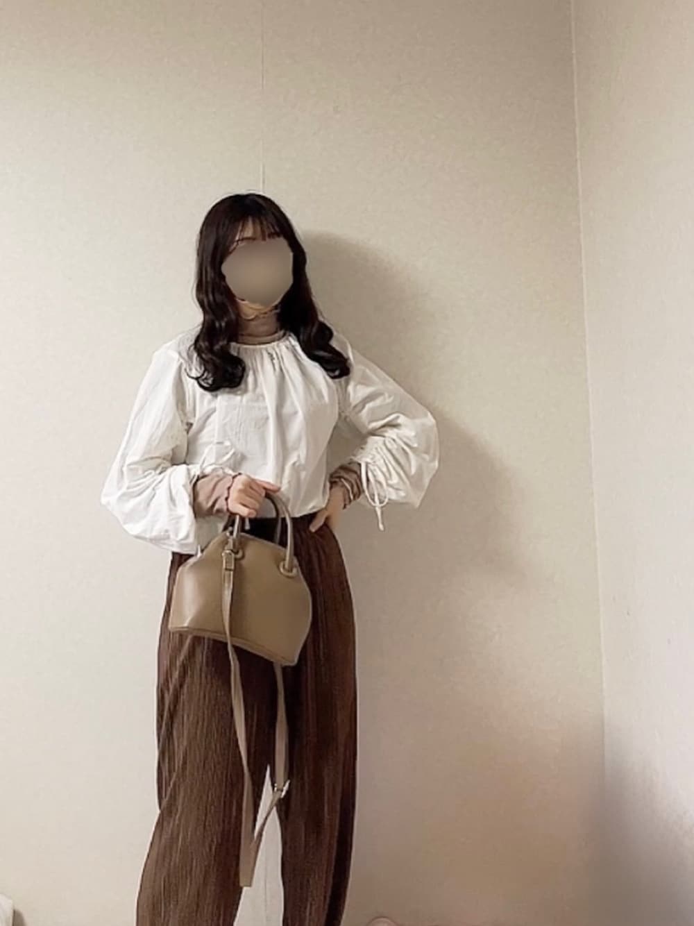 「淡色コーデ、プチプラコーデ、低身長、低身長コーデ、パンツスタイル、カフェ巡り、おしゃれさんと繋がりたい、休日コーデ」｜「apres jour clairの【apresjour clair】２WAYハイネックインナー（Tシャツ/カットソー、ブラウン系）」を使った、Unaさん（レディース・152cm）の冬コーディネートの1枚目の写真