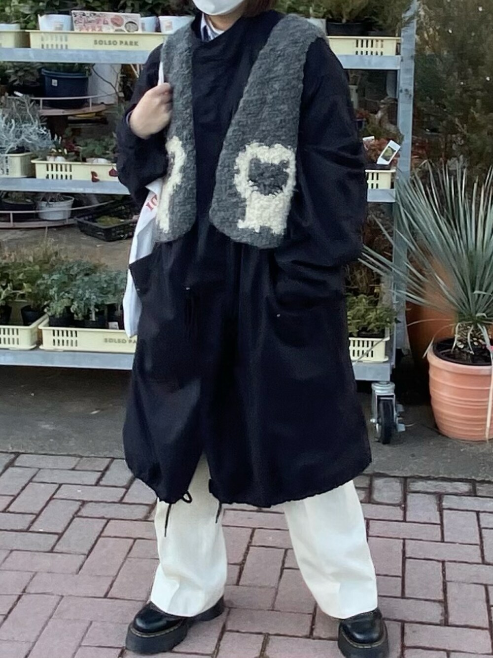 「冬コーデ、大人カジュアル、パンツスタイル、低身長、M65、モッズコート、FEKETE、Dr.Martens、ビックシルエット」｜「FEKETEのFEKETE OVERSIZED LONG M-65（モッズコート、ブラック系）」を使った、lokeiさん（レディース・157cm）の冬コーディネートの1枚目の写真