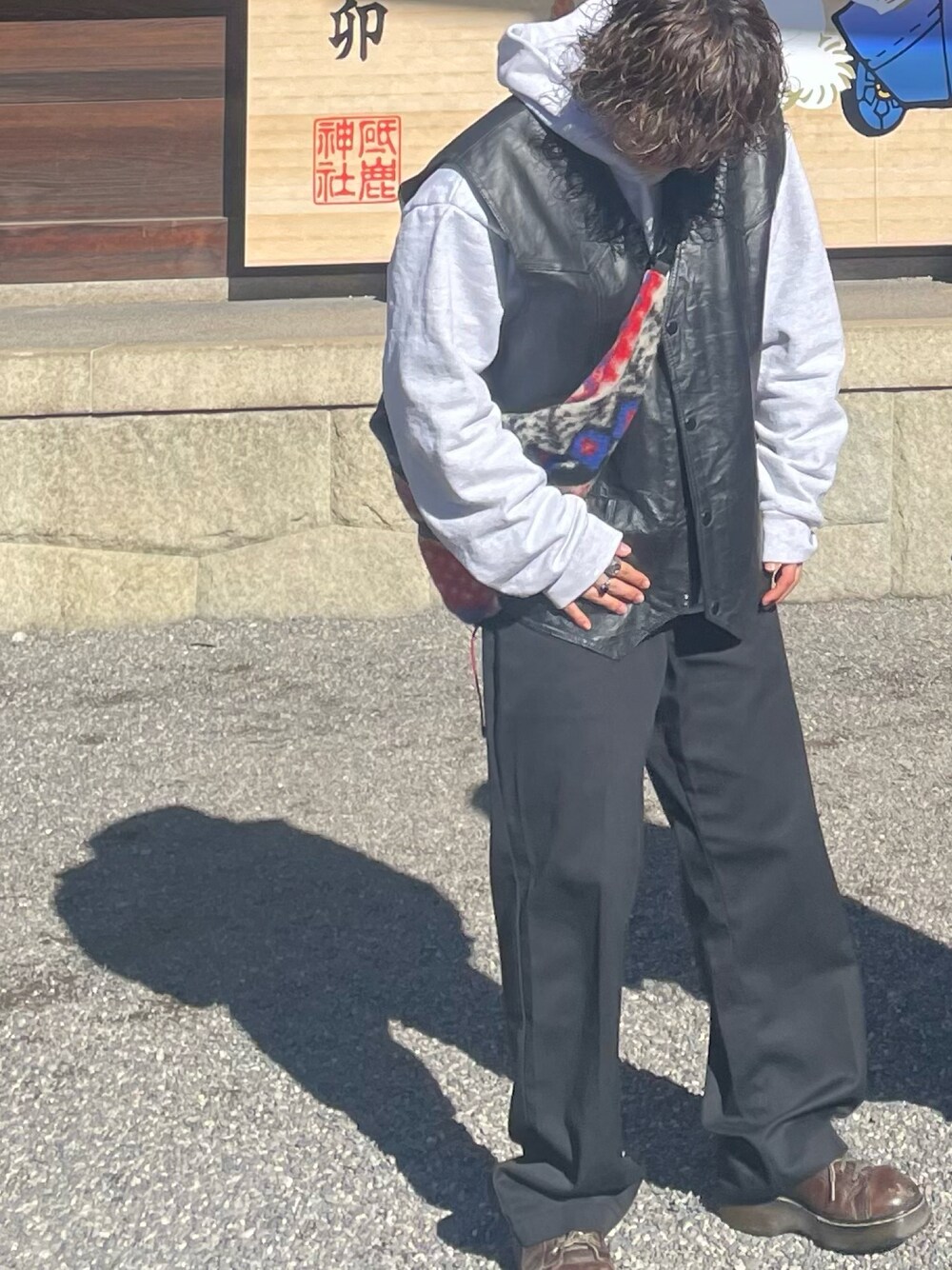 「古着、古着コーデ、ベスト、ベストコーデ、モノトーン、パーカー、ノースフェイス、ドクターマーチン」｜「古着のアイテム（ベスト、ブラック系）」を使った、Shimadadaさん（レディース・157cm）の冬コーディネートの1枚目の写真