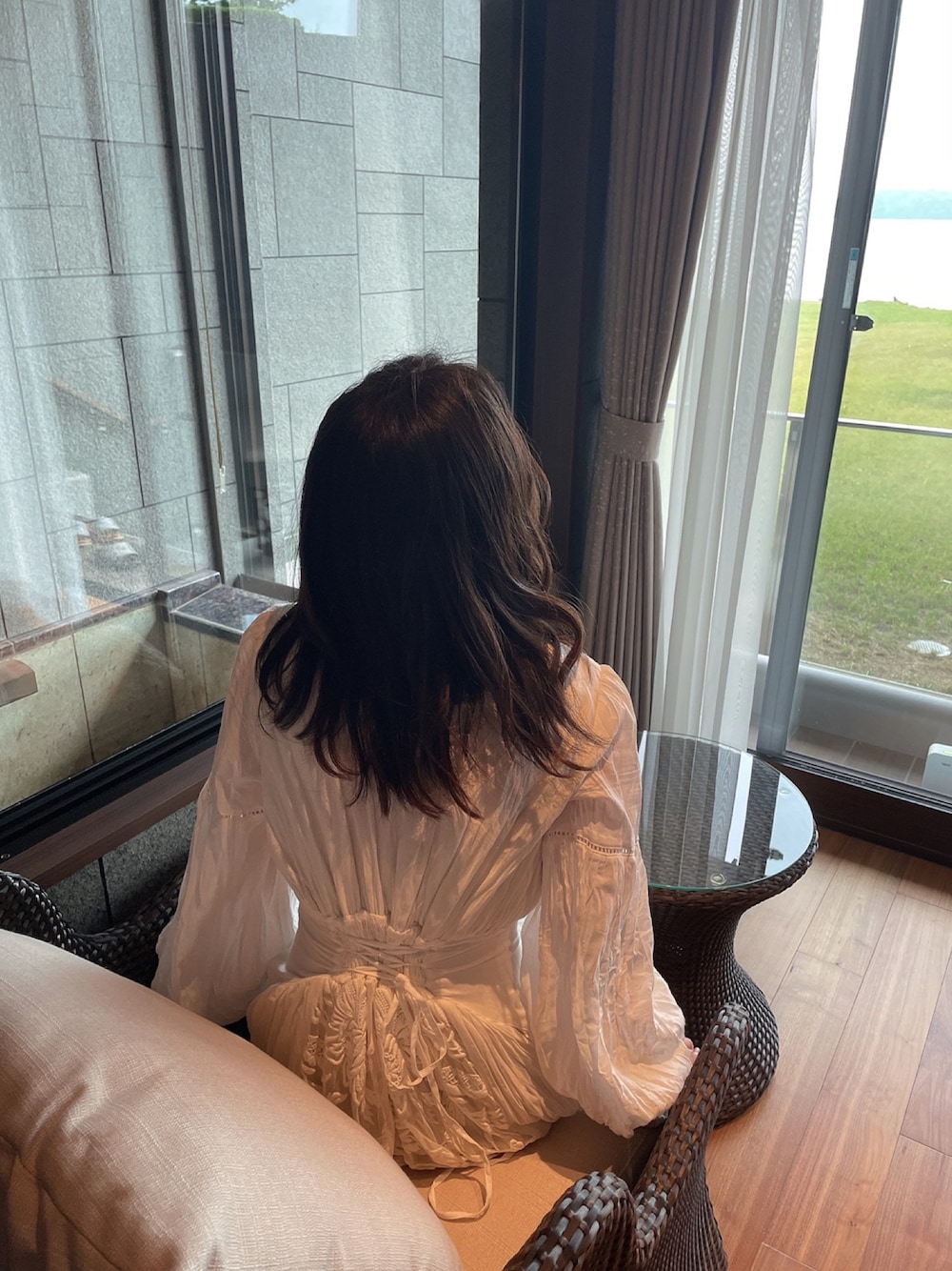 「低身長、おしゃれさんと繋がりたい、大人コーデ、ドレス、オケージョン、記念日コーデ、クラシカル」｜「AmeriのMEDI EMBROIDERY TULLE LACE DRESS（ワンピース、ホワイト系）」を使った、aimiさん（レディース・157cm）の秋コーディネートの1枚目の写真