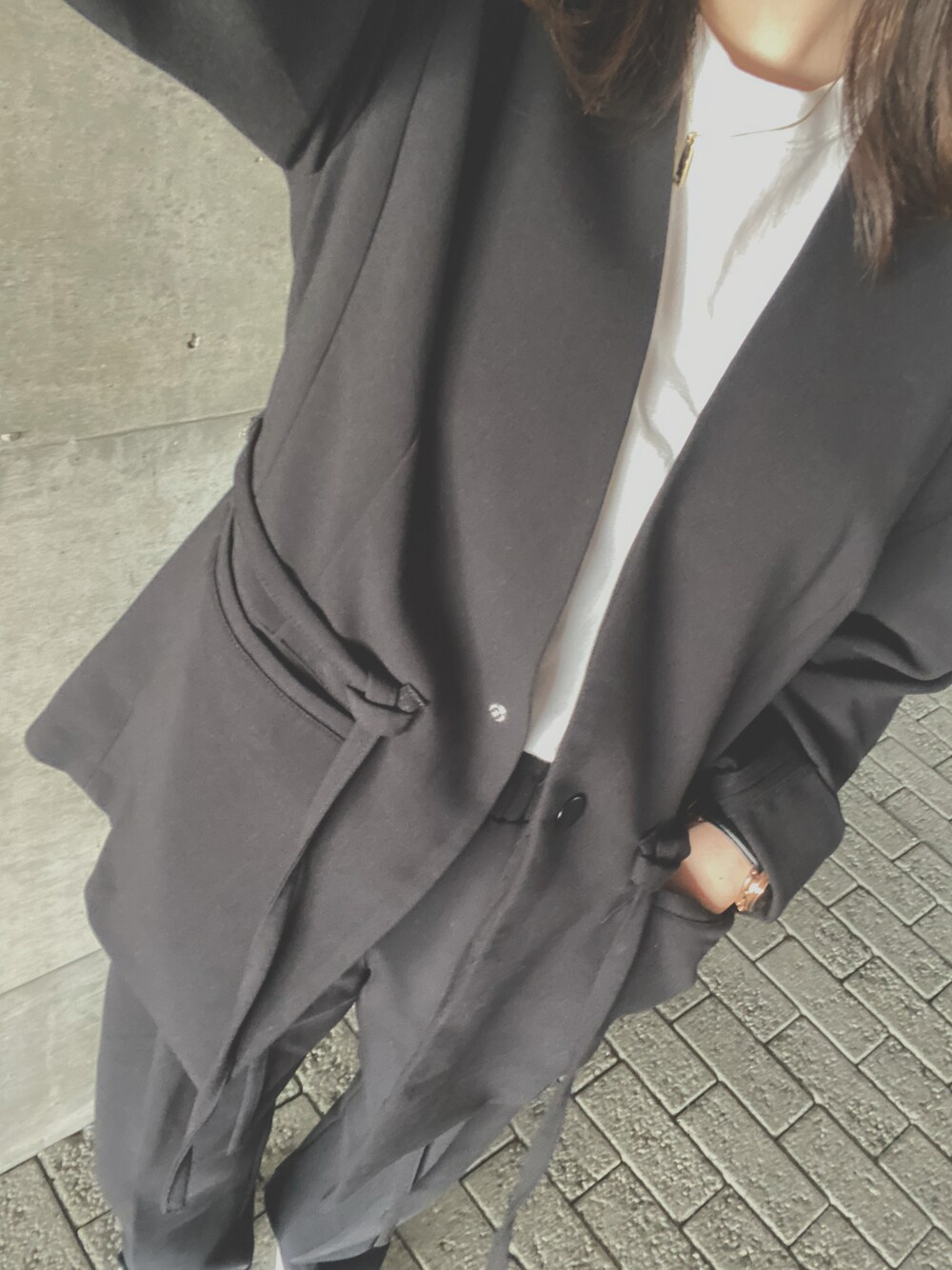 「秋冬コーデ、オトナカジュアル、だから秋服が好き、黒、シンプル、秋トレンド2021、セットアップ」｜「MILKFED.のCOLLEGE LOGO BIG TOP（Tシャツ/カットソー、ホワイト系）」を使った、aimiさん（レディース・157cm）の秋コーディネートの1枚目の写真