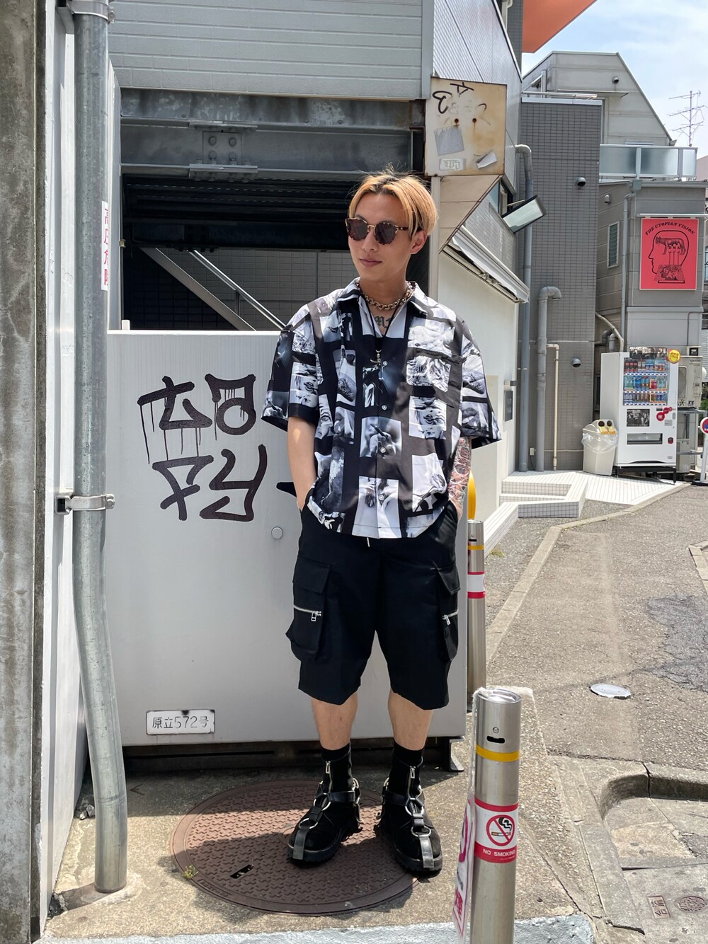 ブラック系のシャツ/ブラウス、ブラック系のシャツ/ブラウス、ブラック系のその他パンツを着用したメンズの春コーディネートの1枚目の写真