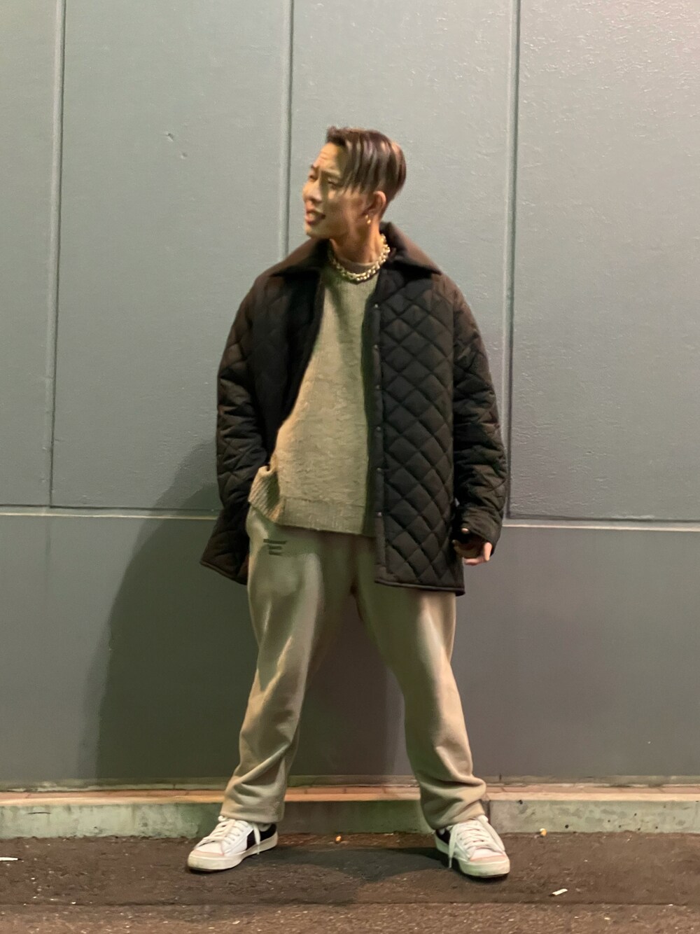 「LHP、原宿、Danke schon、キルティングジャケット、冬服、WHITELAND BLACKBURN、秋冬コーデ、LHP原宿、A4A」｜「WHITELANDのWHITELAND/ホワイトランド/ロゴスウェットパンツ（スウェットパンツ、グリーン系）」を使った、natsushiさん（メンズ・175cm）の冬コーディネートの1枚目の写真