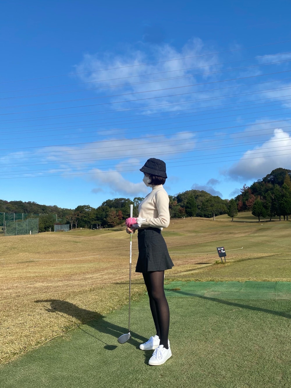 「バケットハット、ゴルフ」｜「DESCENTE GOLFのアイテム（スカート、グレー系）」を使った、ほさん（レディース・162cm）の秋コーディネートの1枚目の写真
