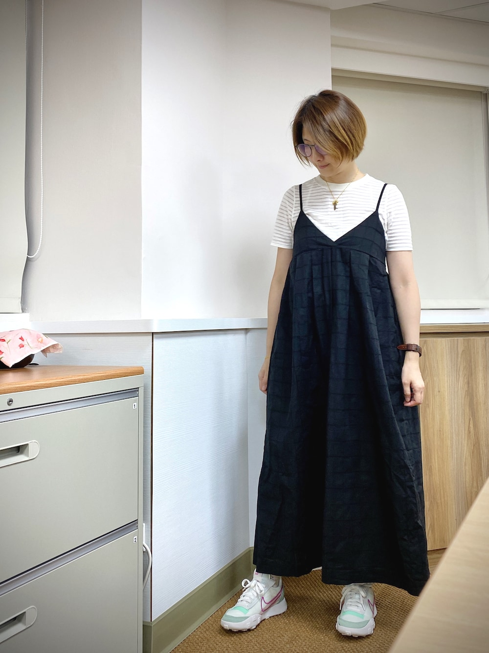 「NIKEのアイテム（スニーカー、ホワイト系）」を使った、jNさん（レディース・158cm）の秋コーディネートの1枚目の写真