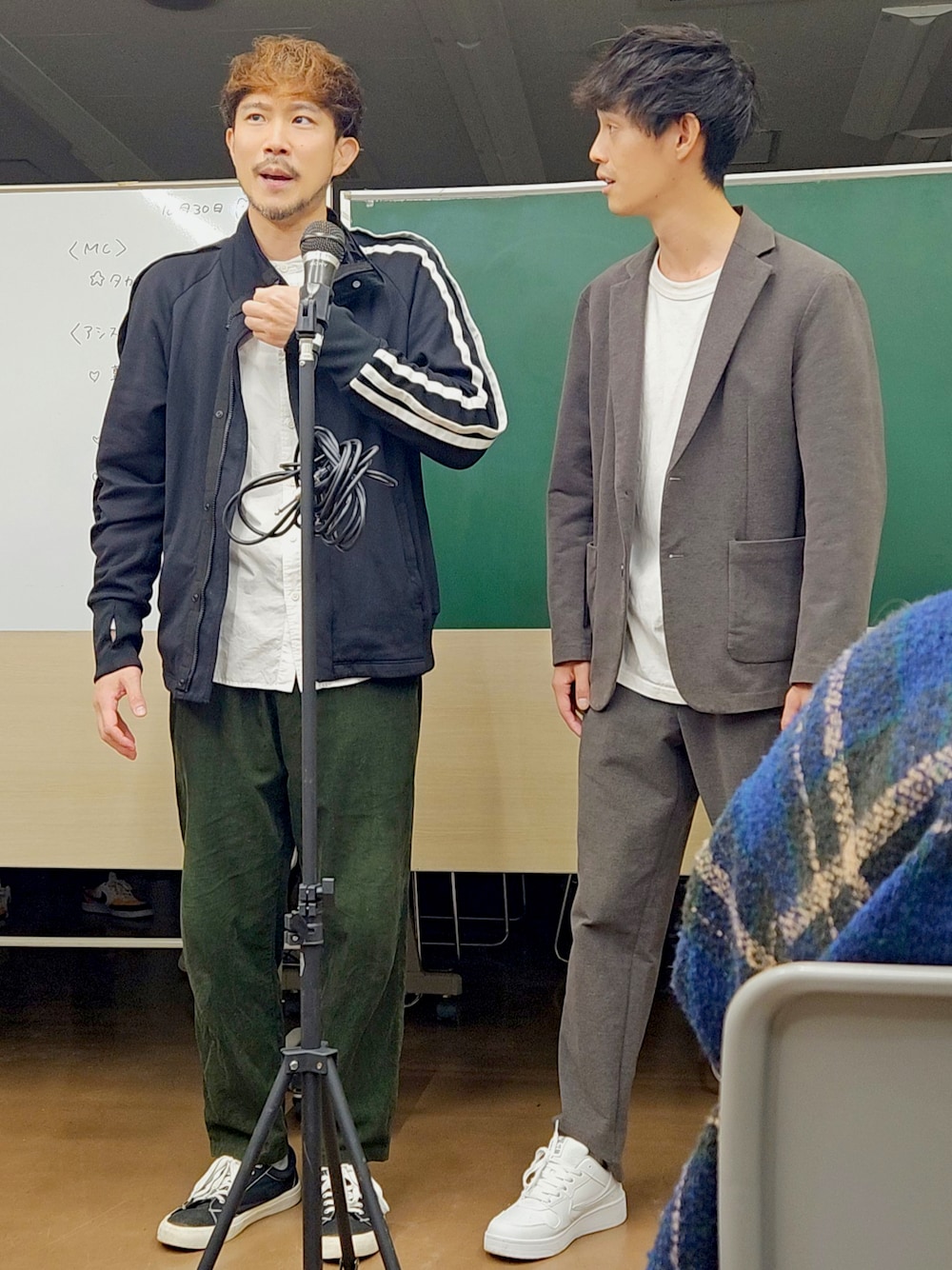 グリーン系のその他パンツ、ホワイト系のシャツ/ブラウス、ブラック系のスニーカーを着用したメンズの冬コーディネートの1枚目の写真