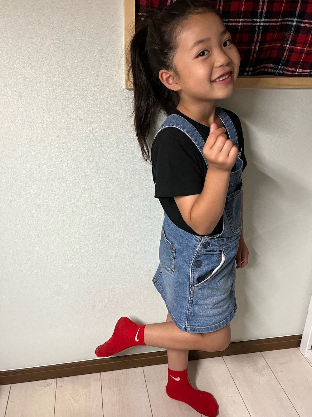 「デニムっていいよね、キッズコーデ、プチプラ、デニム、カラーソックス、デニムサロペット、サロペット、サロペットスカート、赤、101匹わんちゃん」｜「Disneyのアイテム（トップス、ブラック系）」を使った、御坊茶魔美さん（キッズ・110cm）の夏コーディネートの1枚目の写真