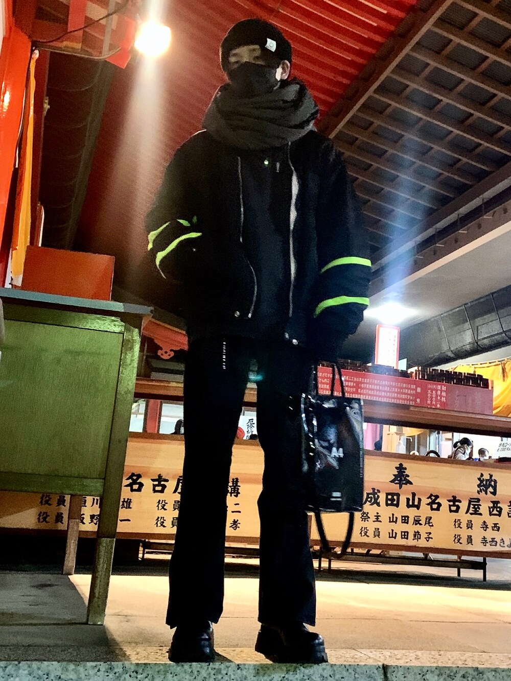 「オールブラック、ネオンカラー、ブルゾン、パーカー、フレアパンツ、ストール、ブーツ、ニット帽、スクエアバッグ、PVC」｜「Feng Chen Wangのアイテム（パーカー、グレー系）」を使った、Shaun the deepさん（メンズ・167cm）の冬コーディネートの1枚目の写真