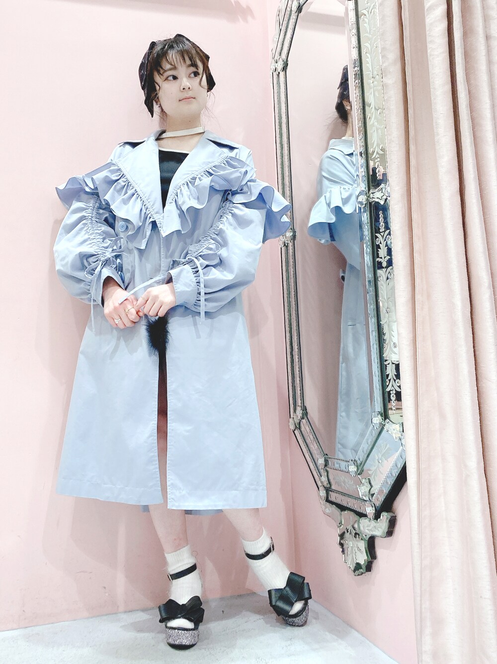 「lilLilly、リルリリー、LILICIOUS、リリシャス、blue、ブルー、トレンチコート、ロングコート、サンダル、春、オトナカジュアル、低身長コーデ、オトナ女子、キレイめ、春カラー」｜「lilLillyのリブチョーカートップス（Tシャツ/カットソー、ブラック系）」を使った、ゆずさん（レディース・155cm）の春コーディネートの1枚目の写真