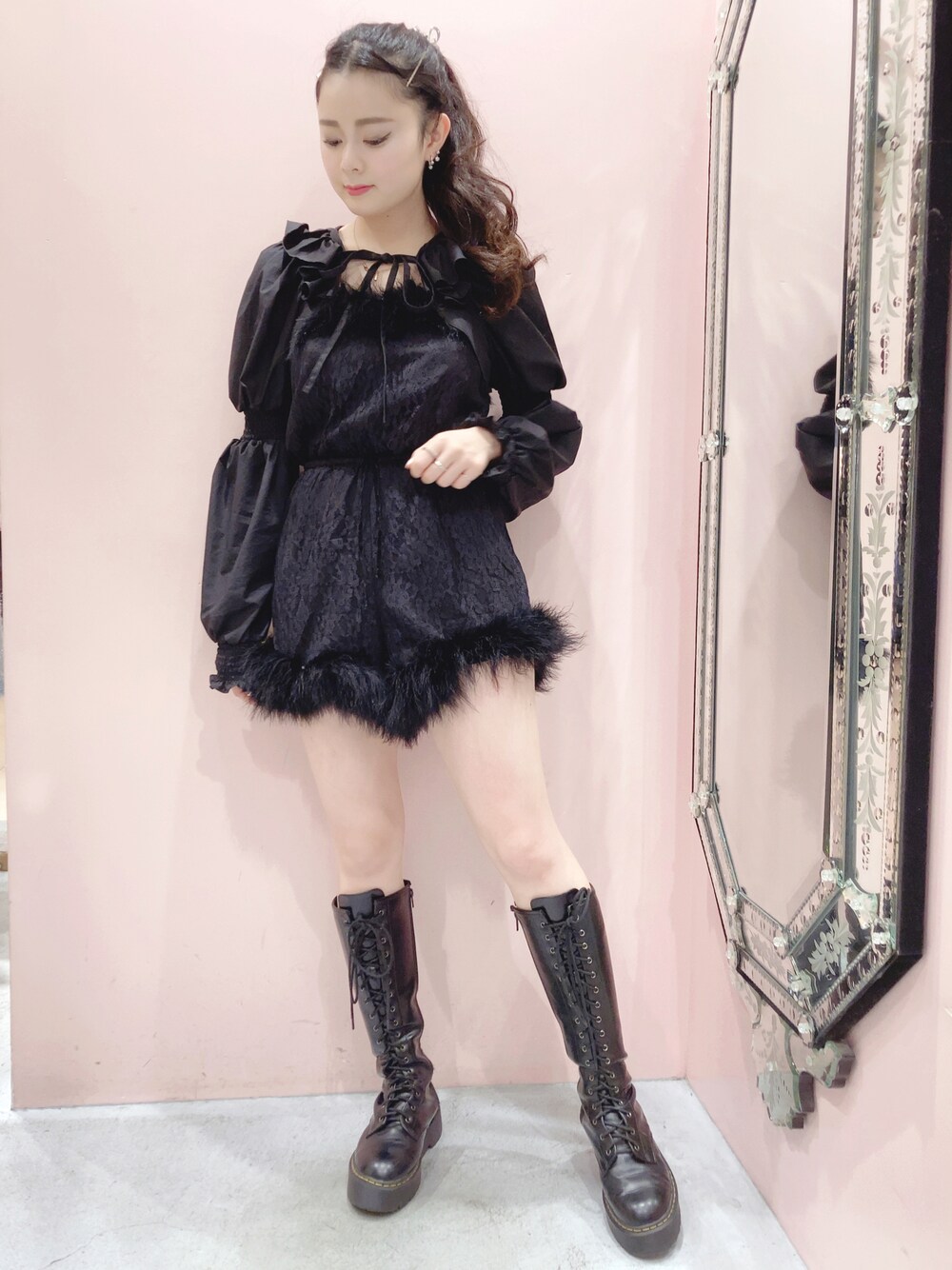 「lilLilly、リルリリー、LILICIOUS、リリシャス、シンプルコーデ、休日スタイル、秋冬コーデ、秋服、低身長コーデ、ワントーンコーデ、ootd、ショートパンツ、オールインワン、ブラック、black」｜「lilLillyのレースアップロングブーツ（ブーツ、ブラック系）」を使った、ゆずさん（レディース・155cm）の秋コーディネートの1枚目の写真