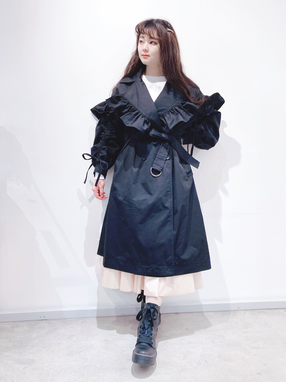 「lilLilly、リルリリー、LILICIOUS、リリシャス、black、ブラック、トレンチコート、春コーデ、オトナカジュアル、春カラー、低身長コーデ、スカートスタイル、スプリングコート、春服、休日スタイル」｜「lilLillyのフリルトレンチコート（トレンチコート、ブラック系）」を使った、ゆずさん（レディース・155cm）の冬コーディネートの1枚目の写真
