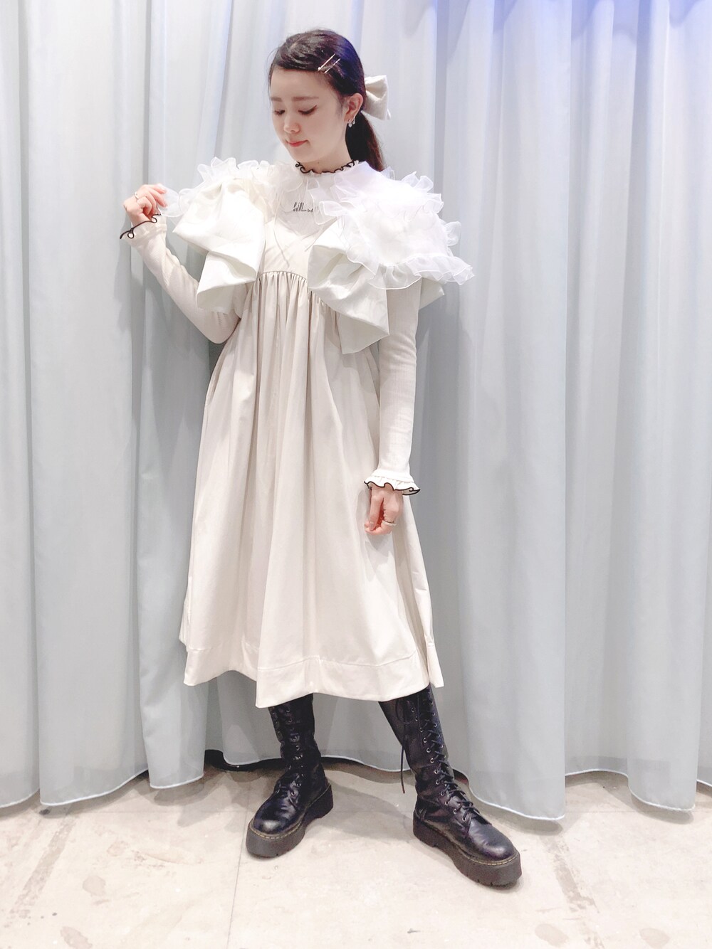 「lilLilly、リルリリー、LILICIOUS、リリシャス、秋冬コーデ、モノトーン、休日スタイル、大人カジュアル、ゆったりコーデ、モノトーンコーデ、低身長コーデ、レザー、ワンピース、大人コーデ、ラクチンコーデ」｜「PAINのレザードッキングドレス（ドレス、ホワイト系）」を使った、ゆずさん（レディース・155cm）の秋コーディネートの1枚目の写真