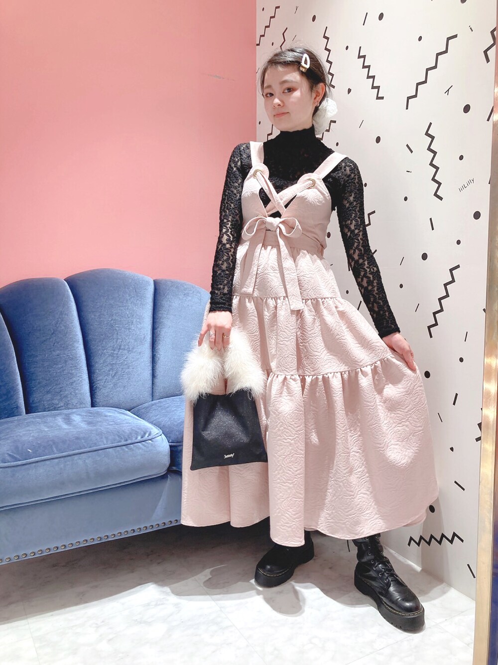 ブラック系のハンドバッグ、ブラック系のTシャツ/カットソー、ホワイト系のワンピースを着用したレディースの秋コーディネートの1枚目の写真