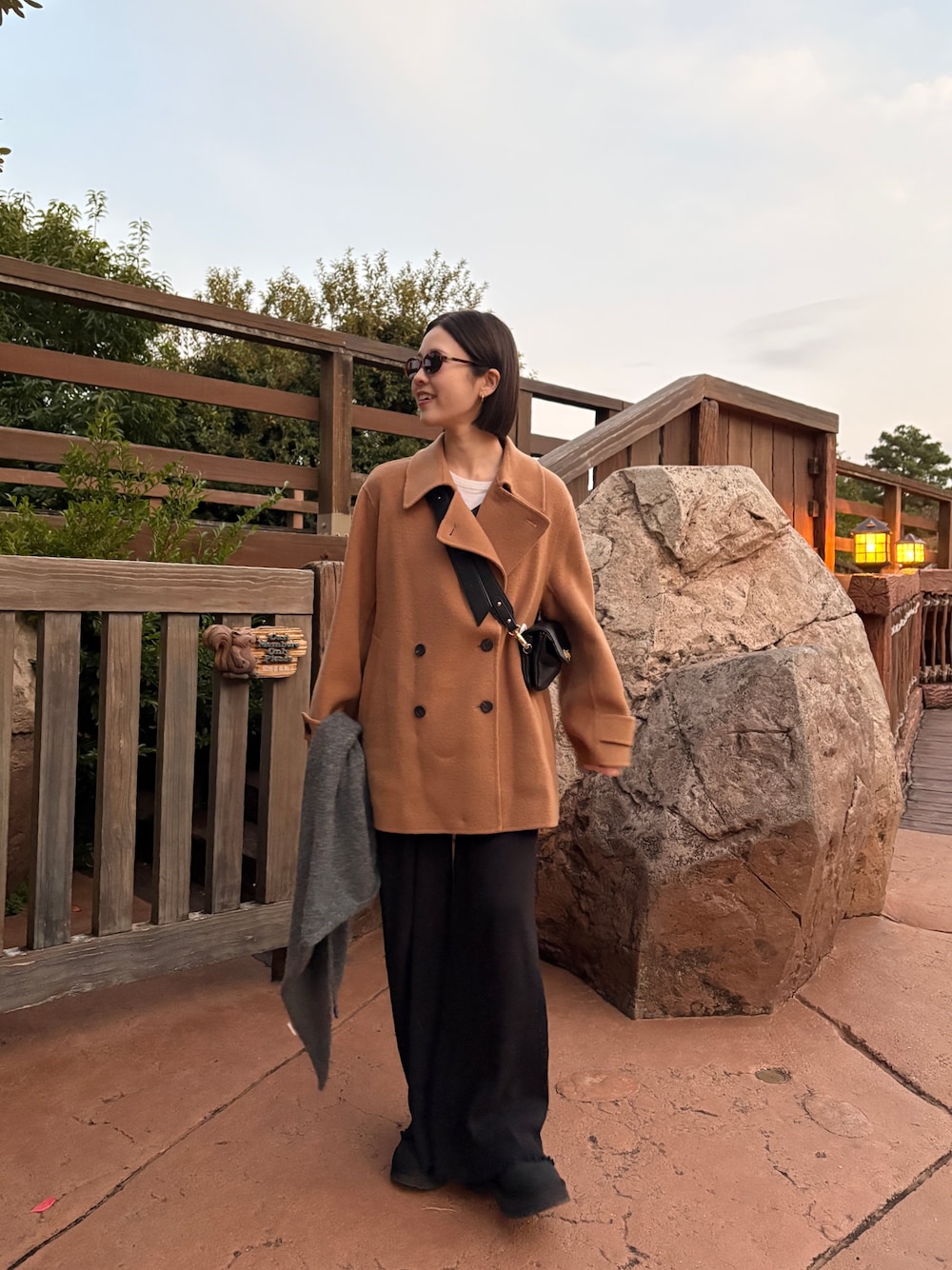 イエロー系のピーコート、ブラック系のその他パンツ、ブラック系のその他シューズを着用したレディースの秋コーディネートの1枚目の写真