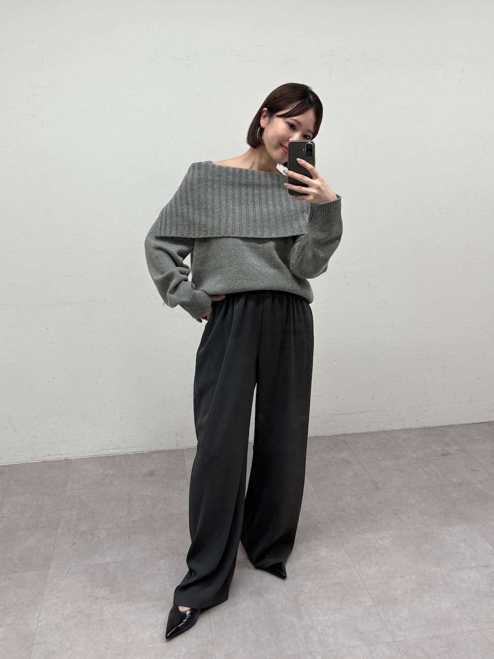 グレー系のニット/セーター、グレー系のその他パンツを着用したレディースの秋コーディネートの1枚目の写真