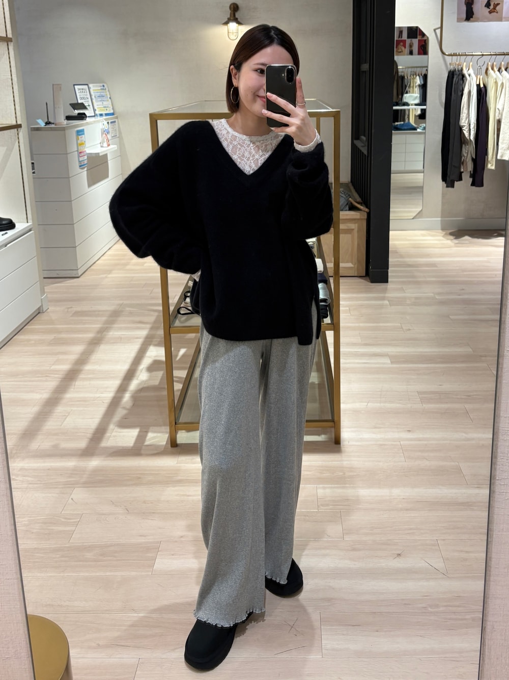 ブラック系のニット/セーター、グレー系のその他パンツ、ブラック系のその他シューズを着用したレディースの秋コーディネートの1枚目の写真