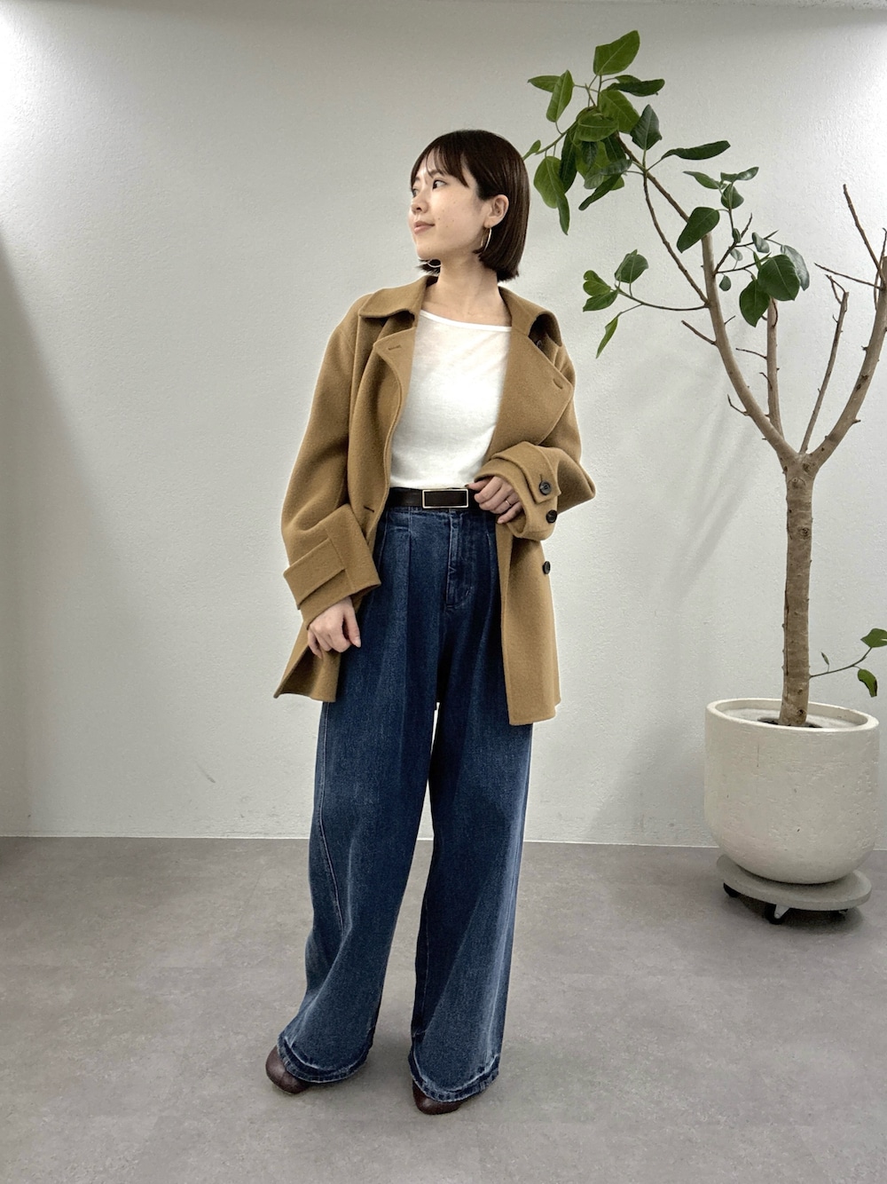 イエロー系のピーコート、ホワイト系のTシャツ/カットソー、レッド系のパンプスを着用したレディースの秋コーディネートの1枚目の写真