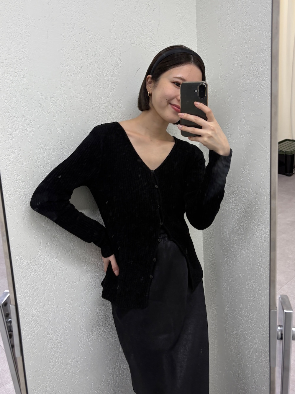 ブラック系のカーディガン/ボレロ、ブラック系のスカートを着用したレディースの秋コーディネートの1枚目の写真