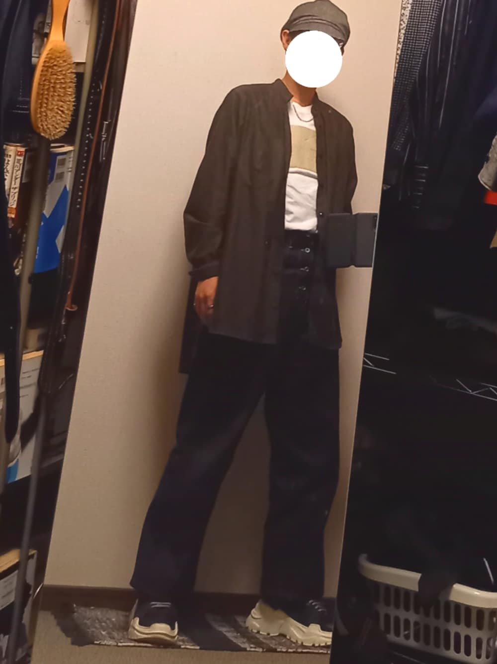 「スニーカーコーデ、ワイドパンツ、カジュアルコーデ、デニムパンツ、ビッグシルエット、選挙行ってきます、洗車日和」｜「Purple&Yellowのロゴエンボス　七分袖クルーネックTシャツ（Tシャツ/カットソー、ホワイト系）」を使った、ダイテンさん（メンズ・174cm）の春コーディネートの1枚目の写真