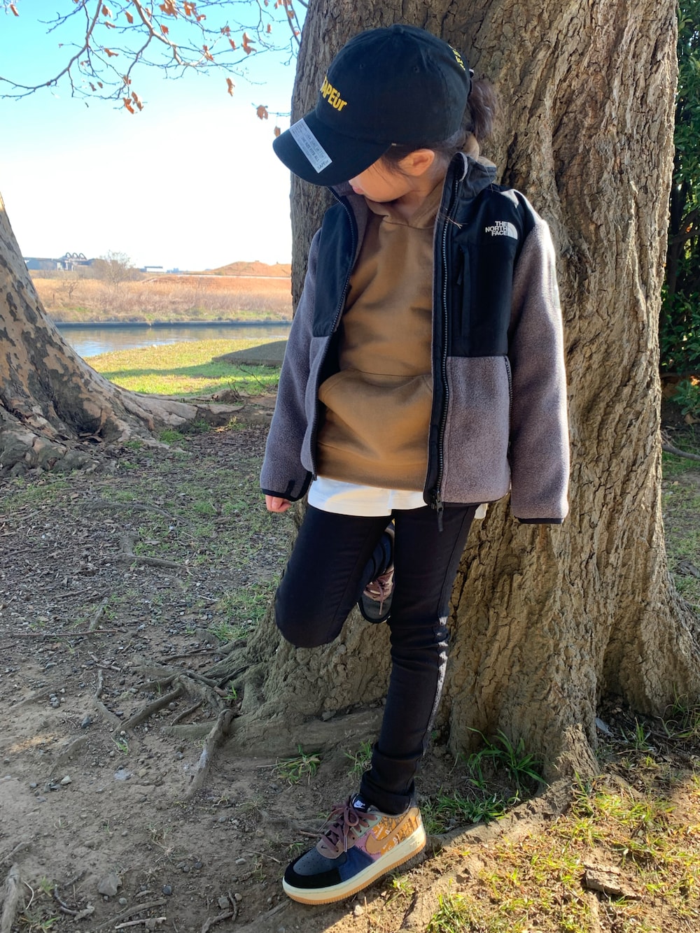 「THE NORTH FACE、FR2、マークゴンザレス、Mark Gonzales、デナリジャケット、travisscott、NIKE、Branshes、sapeur、あったかコーデ」｜「ムラサキスポーツ by 花音の花音ｘムラサキスポーツ MarkGonzales/マークゴンザレス キッズ パーカー 47211027（パーカー、ブラウン系）」を使った、anさん（キッズ・120cm）の冬コーディネートの1枚目の写真