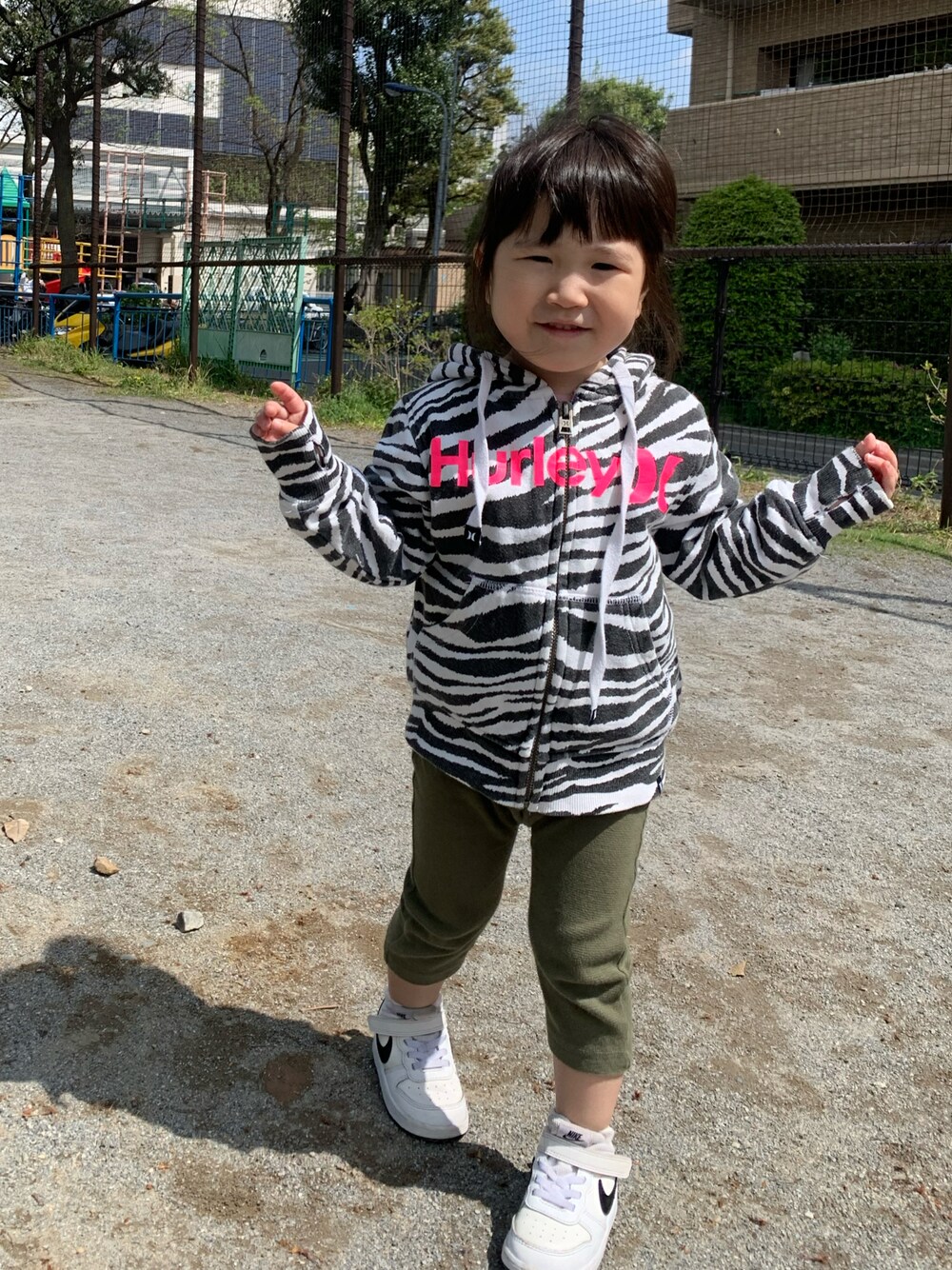 「Hurley、パーカー、公園、2歳、春コーデ、キッズファッション、ゼブラ柄」｜「Hurley のアイテム（パーカー、ホワイト系）」を使った、anさん（キッズ・120cm）の春コーディネートの1枚目の写真