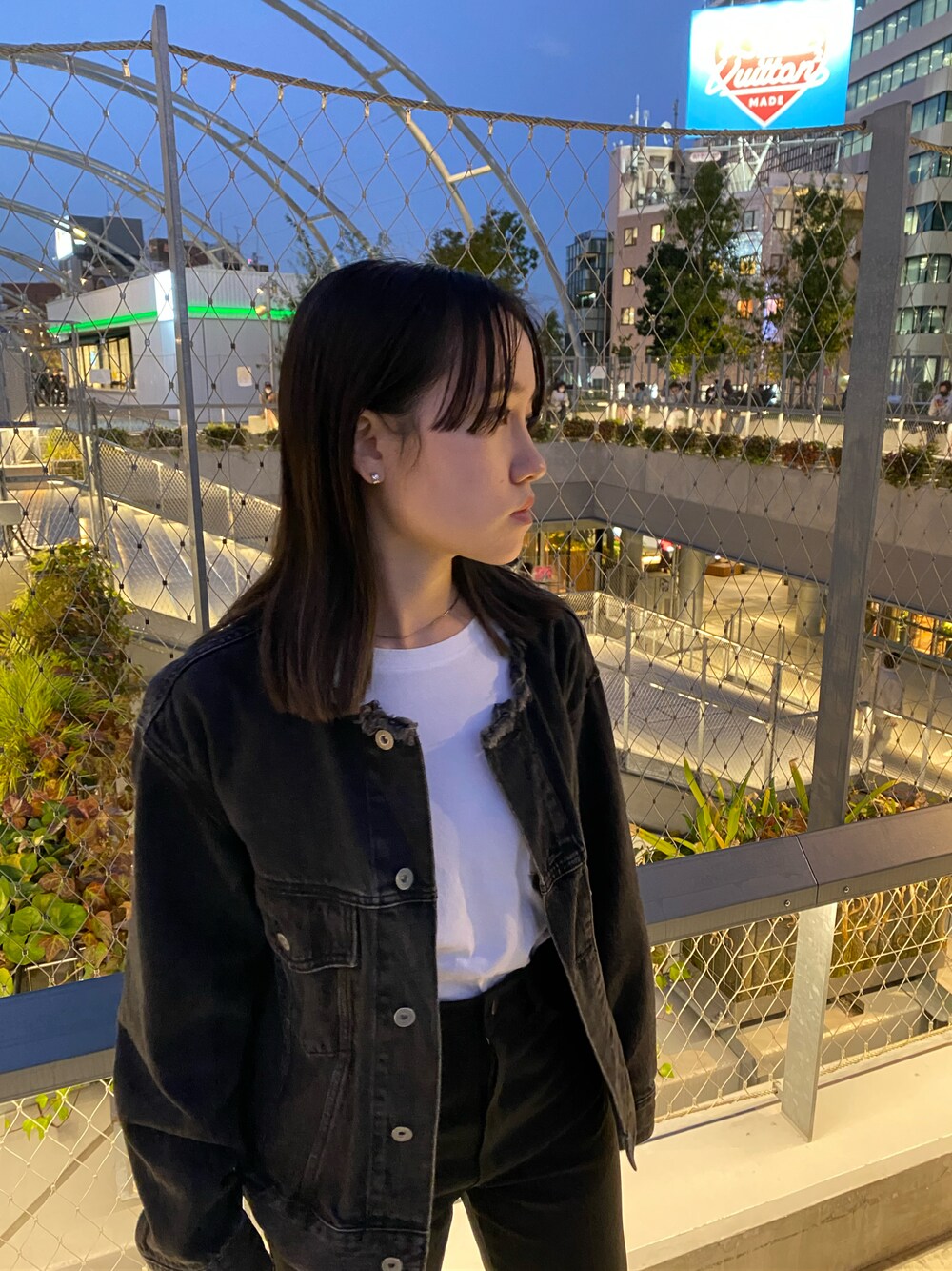 「デニムジャケット、ロンT、11月、21度、19度、シンプルに」｜「A.P.C.のアイテム（Tシャツ/カットソー、ホワイト系）」を使った、SAーyaさん（レディース・156cm）の秋コーディネートの1枚目の写真