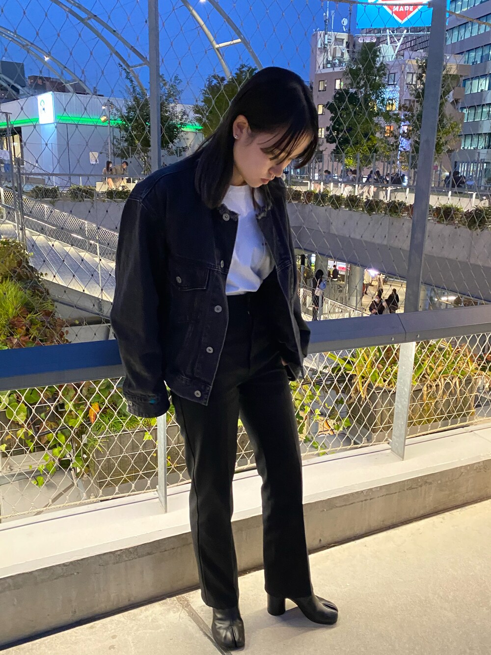 「シンプル、宮下公園、足袋ブーツ、メゾンマルジェラ、デニムジャケットコーデ、ロングTシャツ、APC、21度、ブーツ 黒、ドレスパンツ、ラングラードレスパンツ、ブラックパンツ、155㎝コーデ、ブーツコーデ、11月」｜「JOURNAL STANDARDの13ozデニムノーカラーGジャン◆（デニムジャケット、ブラック系）」を使った、SAーyaさん（レディース・156cm）の秋コーディネートの1枚目の写真