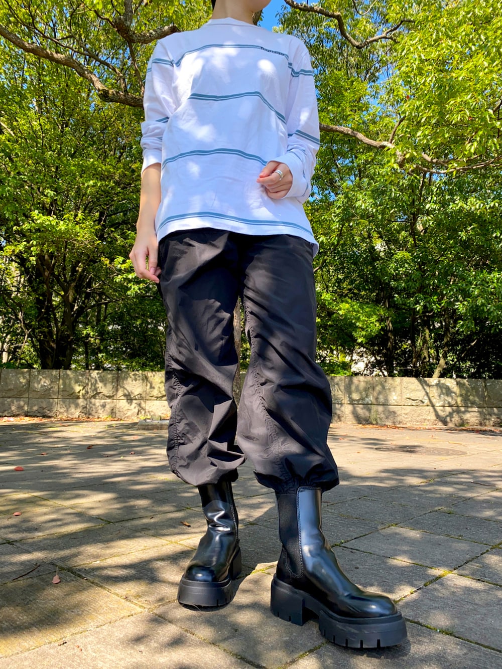 「秋のコーデ、supreme、カーゴパンツ、サイドゴアブーツ、ブーツイン、公園スタイル、シャカシャカパンツ、9月、28度、サイドゴアブーツ 黒、ブラックパンツ、ロンt、サイドゴアブーツコーデ、H&Mブーツ、だから秋服が好き」｜「Supreme のアイテム（Tシャツ/カットソー、ホワイト系）」を使った、SAーyaさん（レディース・156cm）の秋コーディネートの1枚目の写真