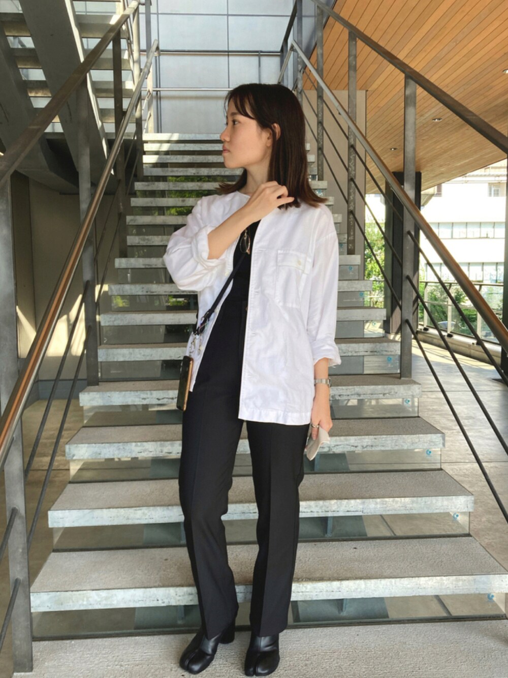 「秋色、Wrangler、白ジャケット、シンプルスタイル、ブーツコーデ、モノクロコーデ、足袋ブーツ、28度、シロクロコーデ、9月コーデ、ブーツ黒、階段前、wranglerパンツ、だから秋服が好き」｜「無印良品のアイテム（ジャケット/アウター、ホワイト系）」を使った、SAーyaさん（レディース・156cm）の秋コーディネートの1枚目の写真