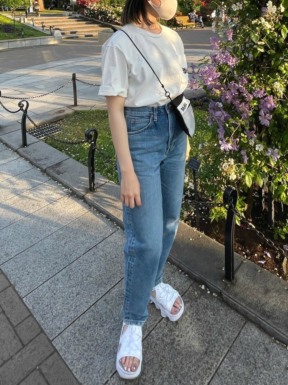 「シンプルコーデ、デニムパンツ、白Tシャツ×デニム、エアマックスココ、ニードルス、横浜山下公園、横浜、これが私をアゲる服、23度」｜「Leeのアイテム（デニムパンツ、ブルー系）」を使った、SAーyaさん（レディース・156cm）の春コーディネートの1枚目の写真