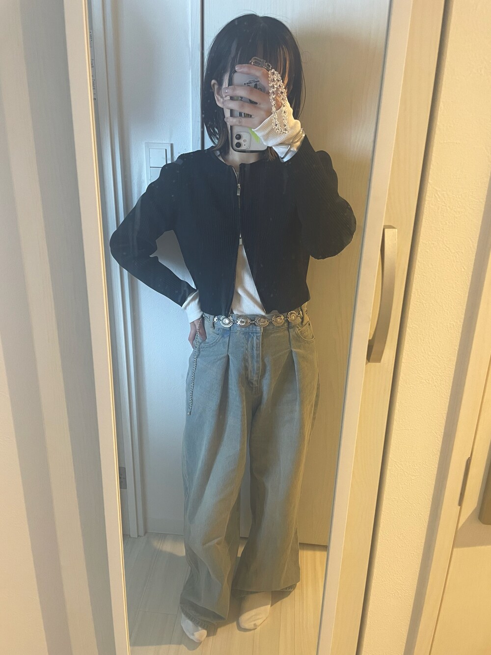 「休日スタイル、お出かけコーデ、春服、カジュアルコーデ、シンプル、お出かけ、デニム、デニムワイドパンツ、デニムパンツ、モノトーン、mystic、Kastane、ジーナシス、着回しコーデ、オトナカジュアル」｜「JEANASISのタックデニムワイドパンツ/974143（デニムパンツ、ブルー系）」を使った、Rminさん（レディース・156cm）の春コーディネートの1枚目の写真
