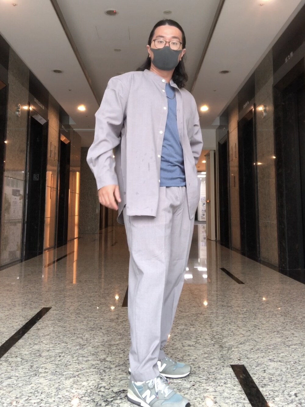 「灰色、grey」｜「GUのアイテム（シャツ/ブラウス、グレー系）」を使った、徐納森．徐斯達 さん（メンズ・167cm）の夏コーディネートの1枚目の写真