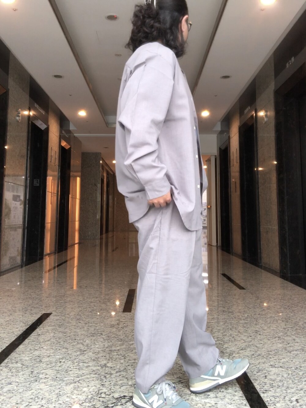「灰色、grey」｜「GUのアイテム（シャツ/ブラウス、グレー系）」を使った、徐納森．徐斯達 さん（メンズ・167cm）の夏コーディネートの1枚目の写真