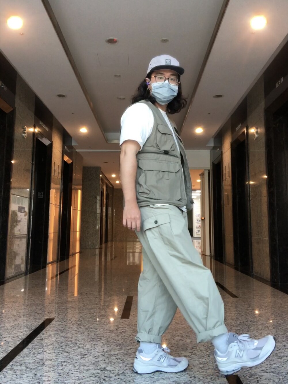 「adidas Originalsのアイテム（帽子、グレー系）」を使った、徐納森．徐斯達 さん（メンズ・167cm）の夏コーディネートの1枚目の写真