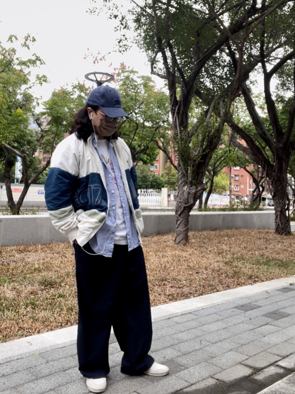 「Blue」｜「Good Onのアイテム（キャップ、ブルー系）」を使った、徐納森．徐斯達 さん（メンズ・168cm）の秋コーディネートの1枚目の写真